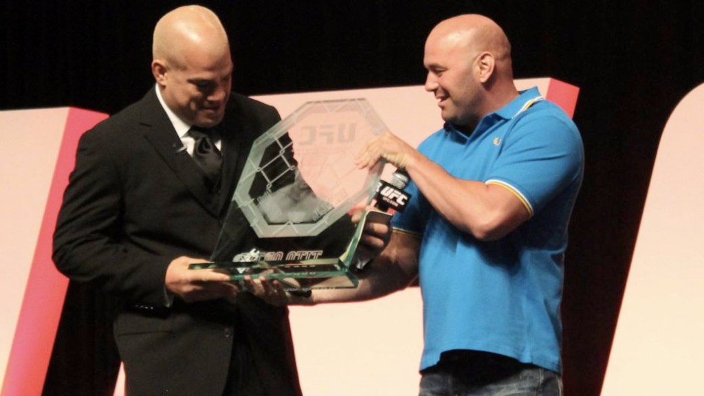 Tito Ortiz recebe homenagem de Dana White antes do UFC 148, em Las Vegas