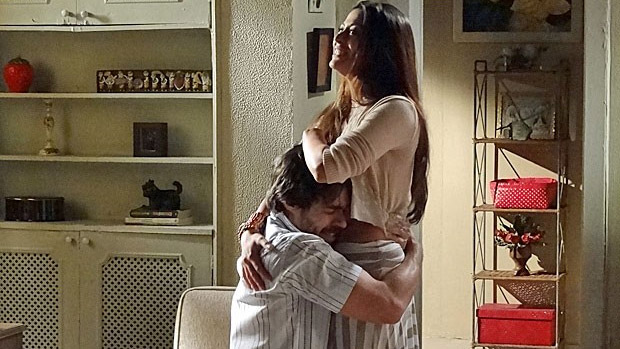 Tobias (Erom Cordeiro) abraça Jacira (Carol Castro) ao saber que ela está grávida
