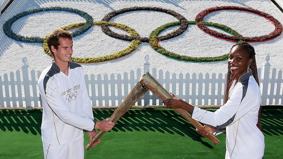 Andy Murray passa a chama olímpica para Venus Williams durante o revezamento da tocha em Wimbledon