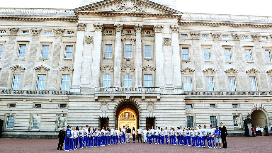 Príncipe William e Kate Middleton recebem a Tocha Olímpica no palácio de Buckingham