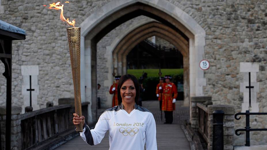 Tocha Olímpica foi recebida pela ex-atleta Kelly Holmes, duas vezes medalhista de ouro na Olimpíada de Atenas, em 2004