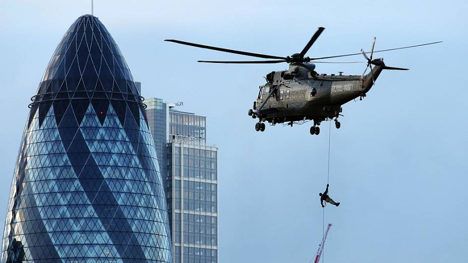 Comandante da Marinha britânica leva tocha olímpica de helicóptero para Torre de Londres