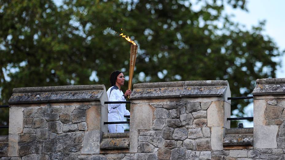 Tocha Olímpica foi recebida pela ex-atleta Kelly Holmes, duas vezes medalhista de ouro na Olimpíada de Atenas, em 2004