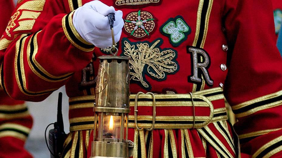 A chama passará a noite na Tower Bridge e começará no sábado o seu percurso pela capital