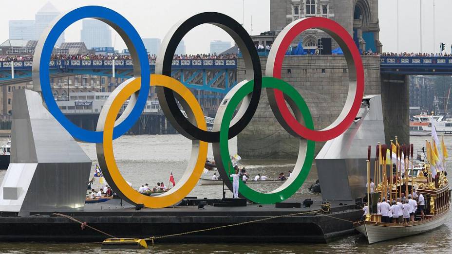 Tocha olímpica atravessa o Rio Tâmisa em clima de festa