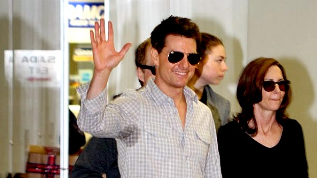 Tom Cruise sucumbe ao calor, no desembarque no Galeão: ator está no Brasil para lançar o quarto 'Missão Impossível'
