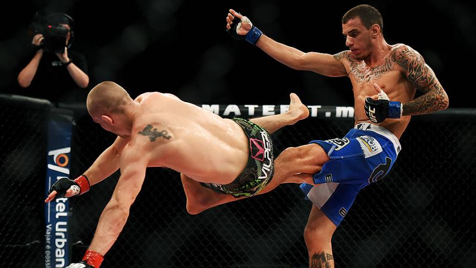 Renato Moicano (BRA) finalizou Tom Niinimaki (FIN) com um mata-leão, no UFC Barueri, neste sabado (20)