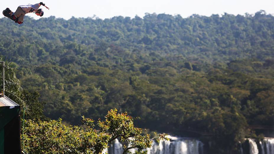 Tom Schaar durante a disputa do skate vertical em Foz do Iguaçu