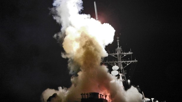Destróier americano Barry (DDG 52) dispara míssil Tomahawk contra alvo líbio