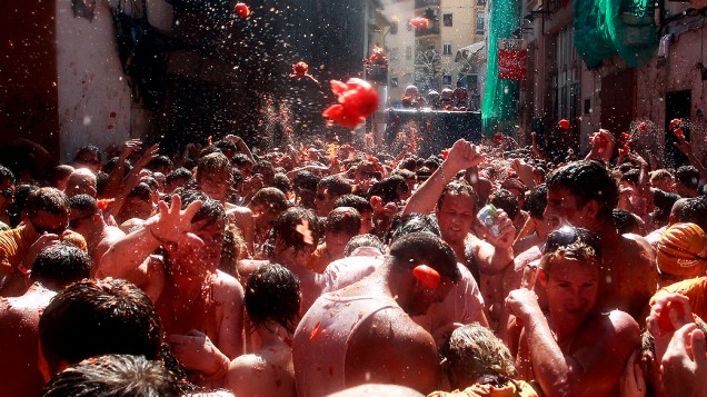 Foliões lotam as ruas da vila de Buñol, perto de Valência (Espanha), para comemorar a festa da Tomatina. O evento comemorado anualmente recebe este ano mais de 40 mil pessoas, segundo as estimativas da prefeitura