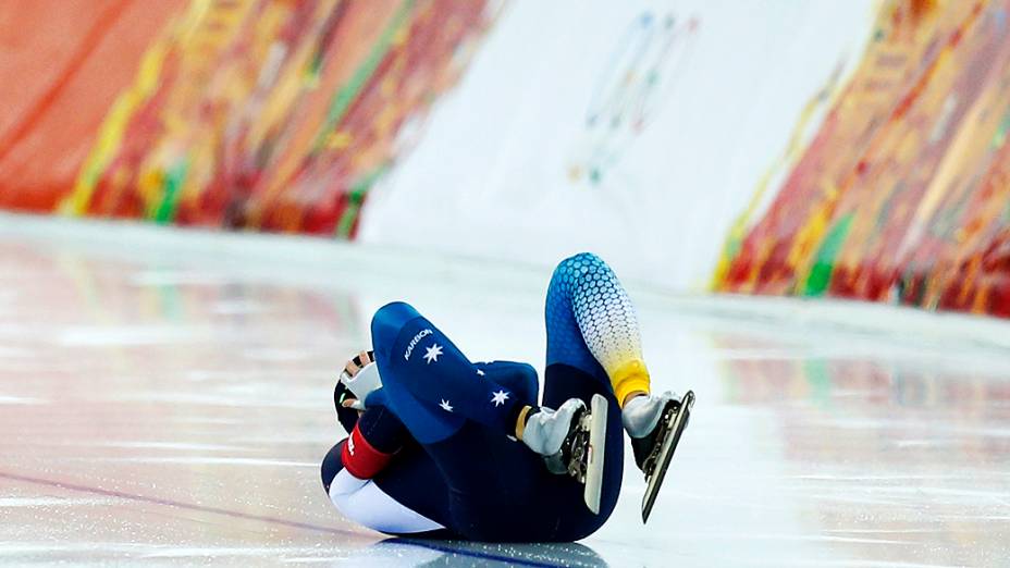 O holandês Stefan Groothuis cai durante patinação de alta velocidade, em Sochi
