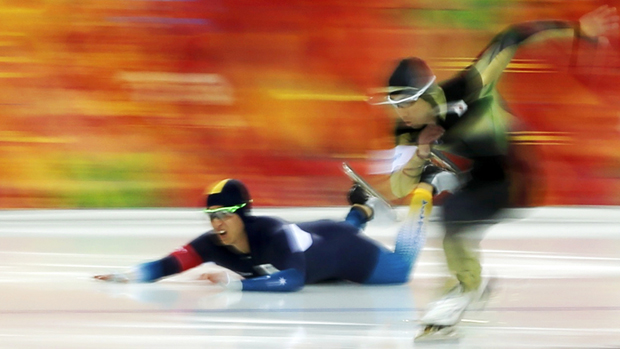 O australiano Daniel Greig cai durante a patinação de alta velocidade