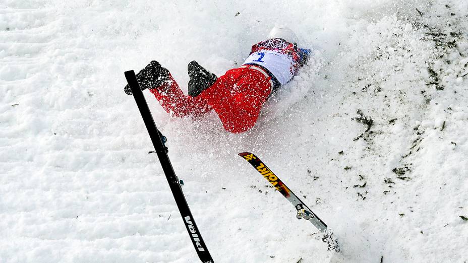 O chinês Liu Zhongqing cai durante competição de esqui nos Jogos de Inverno