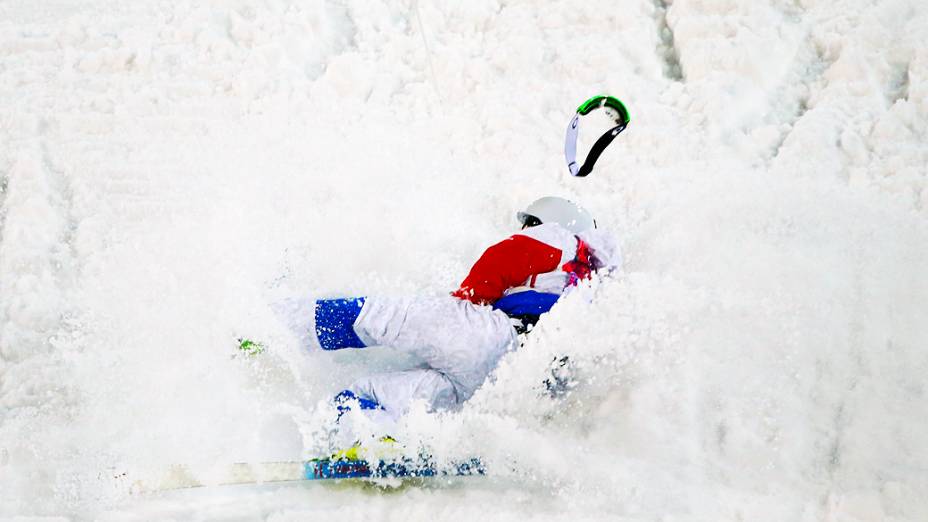 O russo Sergey Volkov cai durante competição de esqui nos Jogos Olimpícos de 2014, na Rússia