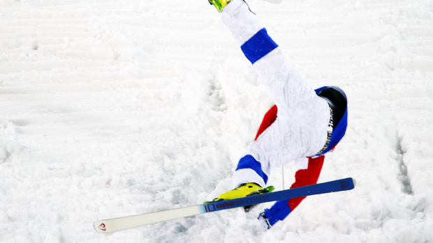 O russo Sergey Volkov cai durante competição de esqui nos Jogos Olimpícos de 2014, na Rússia