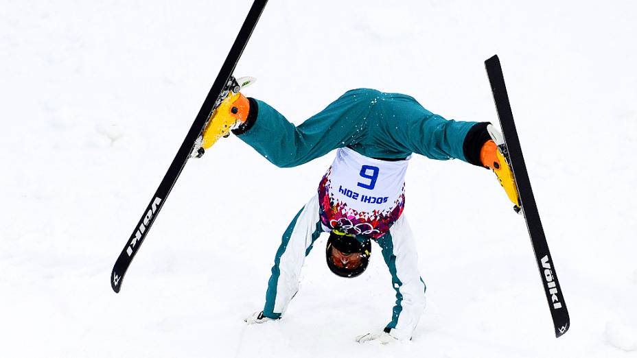  O australiano David Morris cai durante treino de esqui, em Sochi, na Rússia