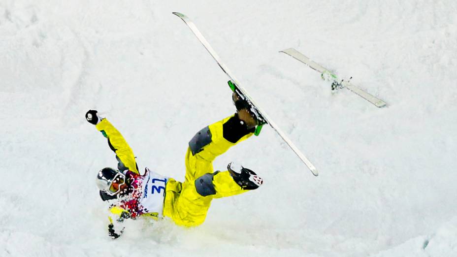 Dmitriy Barmashov, do Cazaquistão, leva tombo na prova de esqui