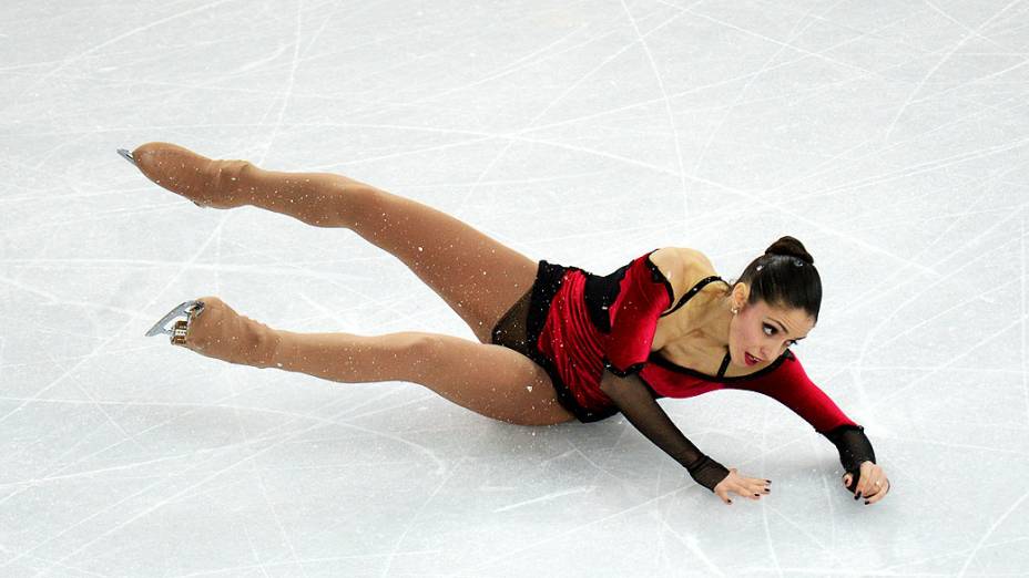 A italiana Stefania Berton, cai durante a competição de patinação artística