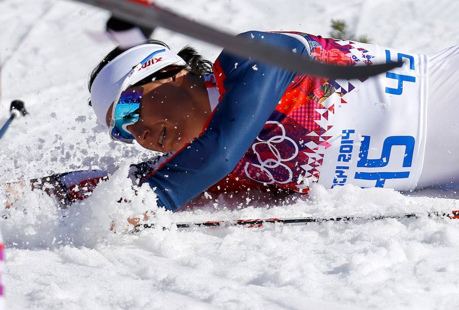 A norueguesa Marit Bjoergen cai em prova do esqui cross-country, nos Jogos Olímpicos de Inverno de Sochi-2014