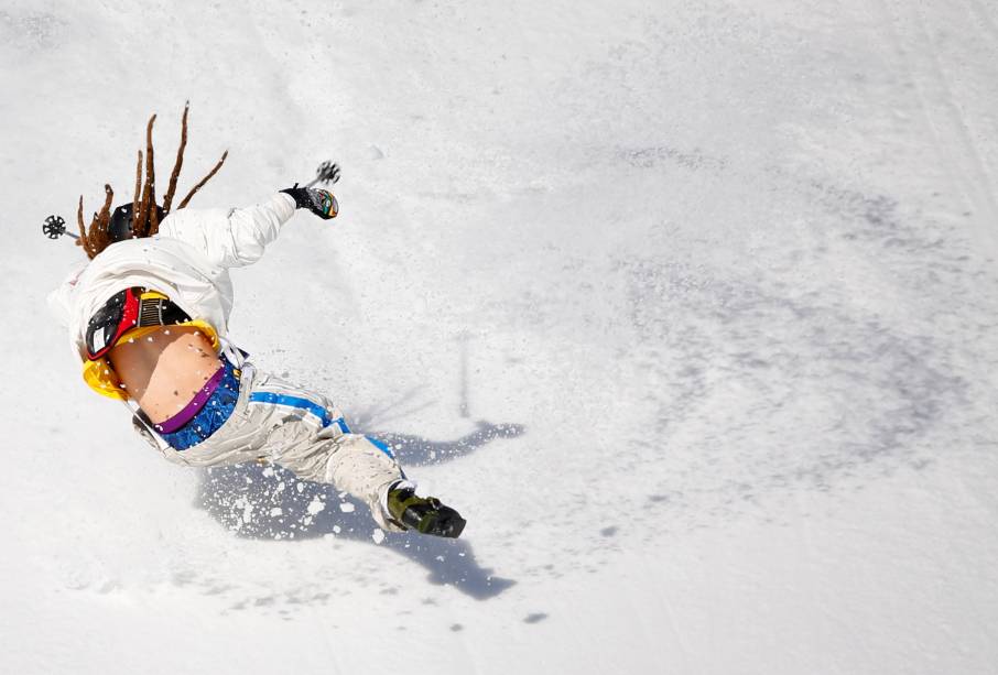 O sueco Henrik Harlaut cai durante a prova do esqui nos Jogos Olímpicos de Inverno de Sochi-2014