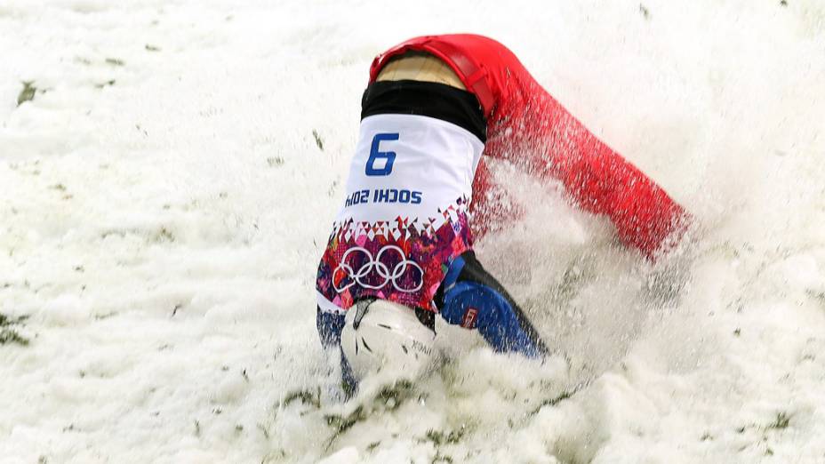 O chinês Jia Zongyang cai durante a prova de esqui estilo livre, durante os Jogos de Inverno de Sochi, na Rússia