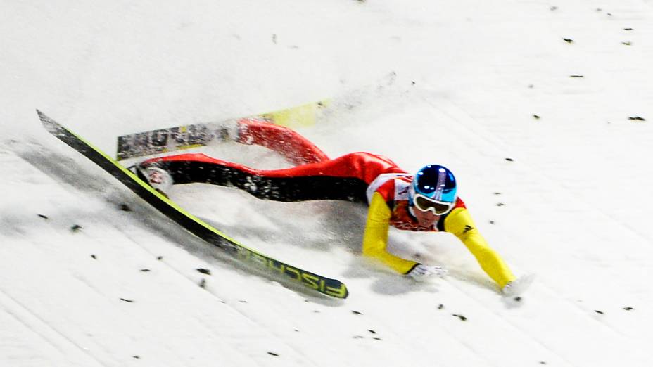 O alemão, Severin Freund, cai durante salto de esqui nas Olimpíadas de Inverno de Sochi-2014