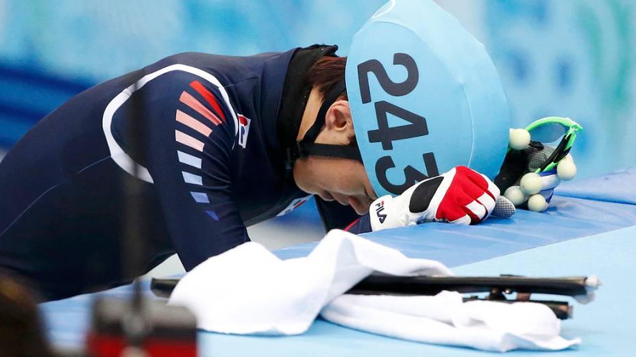 Sin Da-woon, da Coréia do Sul, após cair na  patinação de velocidade