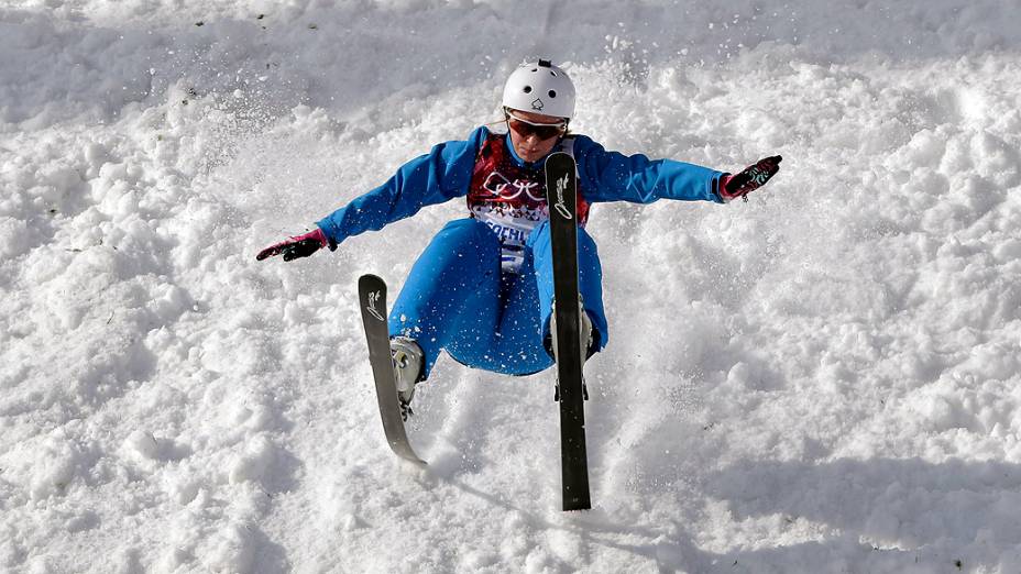 Hanna Huskava, do Belarus, após salto de esqui, nos Jogos Olímpicos de Sochi, na Rússia