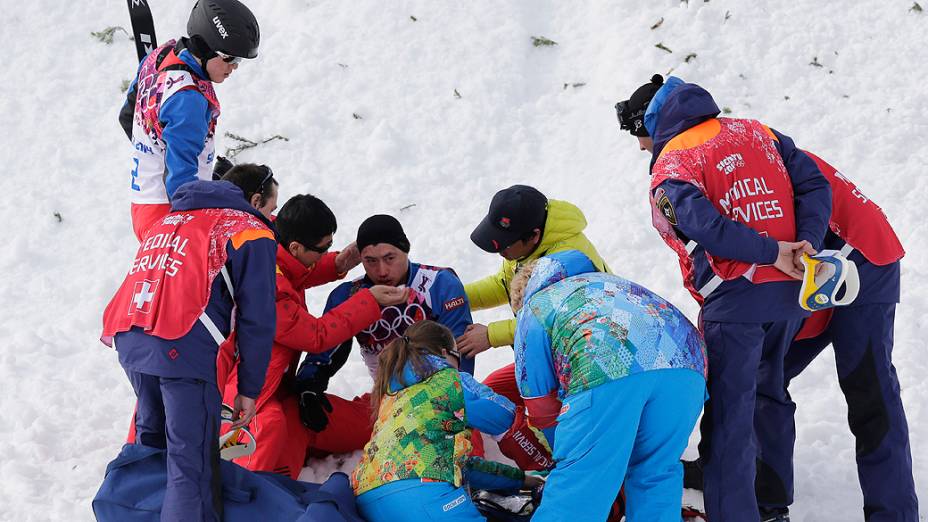 O chinês Liu Zhongging, é socorrido após queda no esqui, em Sochi
