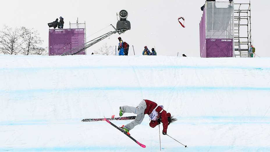 A canadense Yuki Tsubota capota durante uma competição de esqui, em Sochi