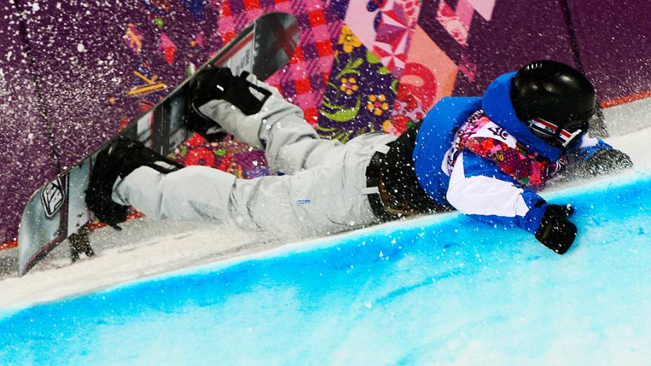 O francês Johann Baisamy cai no Snowboard durante as Olimpíadas de Inverno, em sochi