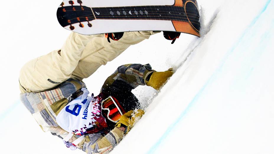 O americano Danny Davis cai na prova de Snowboard em Sochi, na Rússia