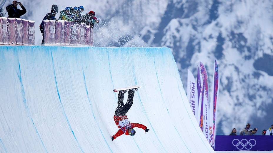 O polonês Michael Ligocki cai durante prova de snowboard, na Rússia
