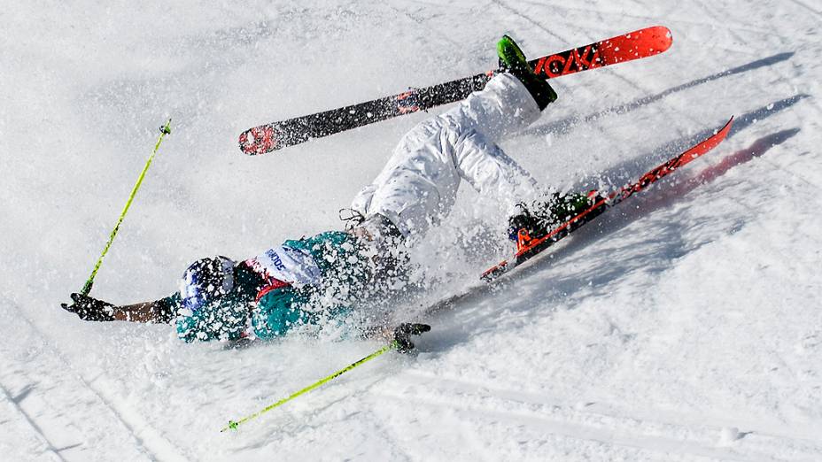O australiano Russell Henshaw cai durante as Olimpíadas de Inverno de Sochi-2014
