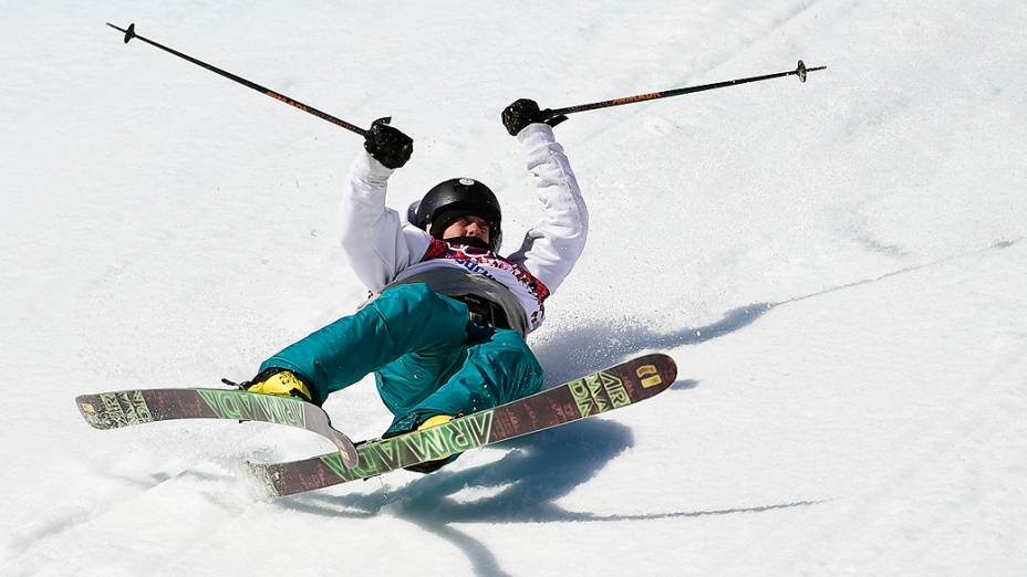 Aleksi Patja, da Finlândia, cai durante as Olimpíadas de Inverno de Sochi-2014, na Rússia