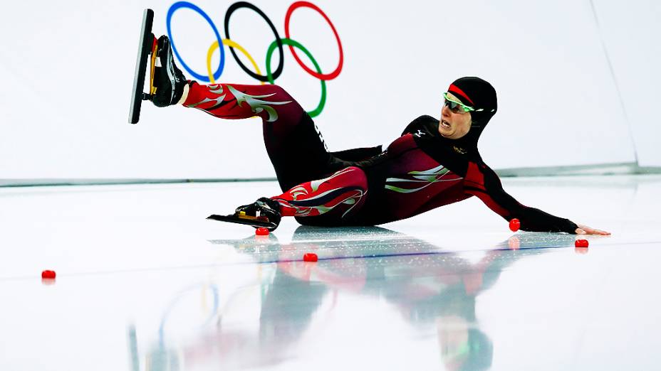 Monique Angermueller, da Alemanha, cai durante as Olimpíadas de Inverno de Sochi-2014