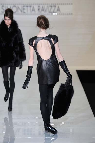 Modelo torce o pé  e perde o equilíbrio durante a semana de moda de Milão na Itália em 2012