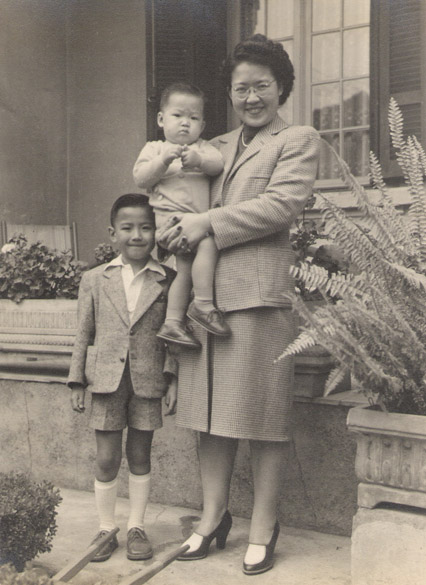 Tomie Ohtake com os filhos, Ruy e Ricardo, na porta da casa da rua da Paz, na Mooca, onde viveu seus primeiros anos em São Paulo. Imagem da década de 1940
