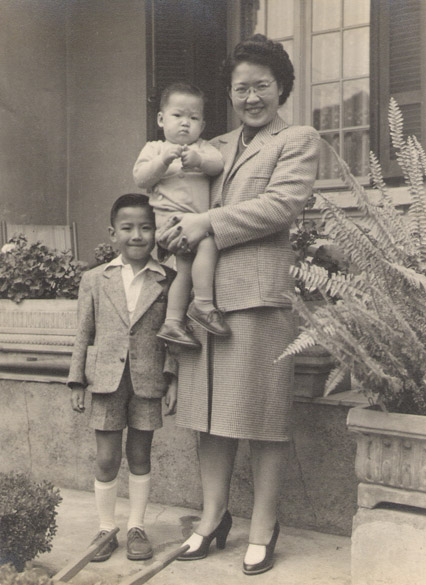 Tomie Ohtake com os filhos, Ruy e Ricardo, na porta da casa da rua da Paz, na Mooca, onde viveu seus primeiros anos em São Paulo. Imagem da década de 1940 Tomie Ohtake com os filhos, Ruy e Ricardo, na porta da casa da rua da Paz, na Mooca, onde viveu seus primeiros anos em São Paulo. Imagem da década de 1940