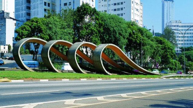 Tomie Ohtake, escultura de 1988, avenida 23 de maio, São Paulo Tomie Ohtake, escultura de 1988, avenida 23 de maio, São Paulo