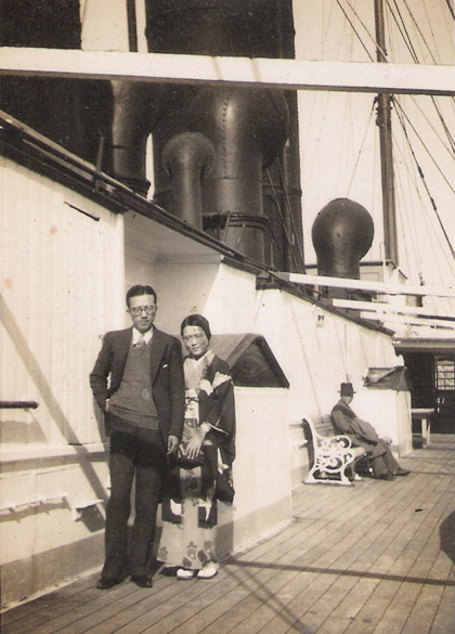 Tomie Ohtake e seu irmão, Teisuke Nakakubo, no navio em que vieram do Japão para o Brasil, em 1936