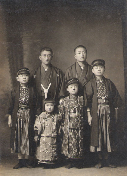 Tomie Ohtake e seus cinco irmãos, ainda no Japão. Foto sem data conhecida