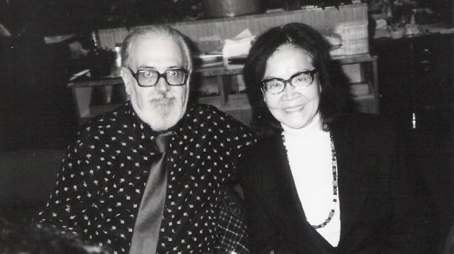 Tomie Ohtake e o poeta e tradutor Haroldo de Campos, em 1990
