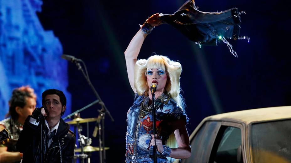 O ator Neil Patrick Harris como Hedwig, um cantor de rock transexual da Alemanha Oriental