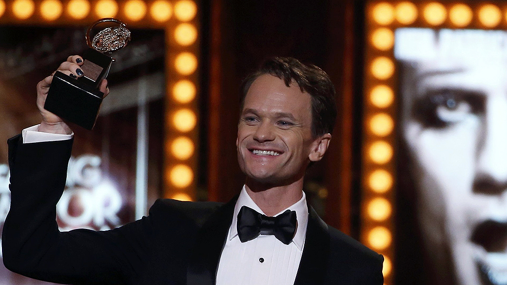 Neil Patrick Harris recebe prêmio da categoria melhor performance