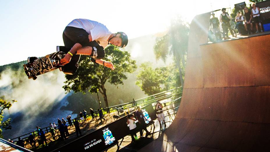 Tony Hawk faz demonstração no Skate Vert em Foz do Iguaçu, no X-Games 2013