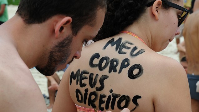 O "Toplessaço", protesto convocado em uma rede social para um topless coletivo na praia de Ipanema, cidade do Rio de Janeiro (RJ), na manhã deste sábado (21). A proposta do encontro é promover um debate sobre a não-criminalização da nudez feminina, e decretar o "fim da repressão policial sobre os corpos"