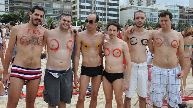 Homens desenham seios e também particicipam do protesto na cidade do Rio de Janeiro (RJ), na manhã deste sábado (21)