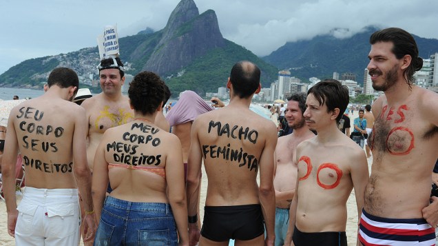 Homens desenham seios e também particicipam do protesto na cidade do Rio de Janeiro (RJ), na manhã deste sábado (21)