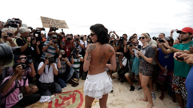 O "Toplessaço", protesto convocado em uma rede social para um topless coletivo na praia de Ipanema, cidade do Rio de Janeiro (RJ), na manhã deste sábado (21). A proposta do encontro é promover um debate sobre a não-criminalização da nudez feminina, e decretar o "fim da repressão policial sobre os corpos"